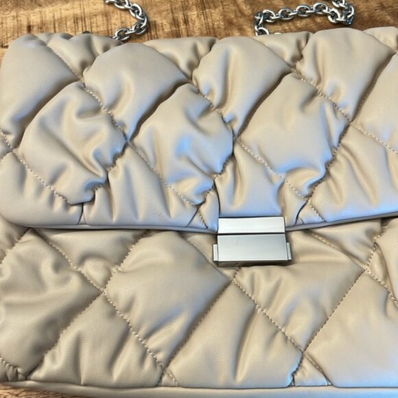 H&M NWOT Vegan Leather Quilted Cream Chain Bag - Picture 2 of 9